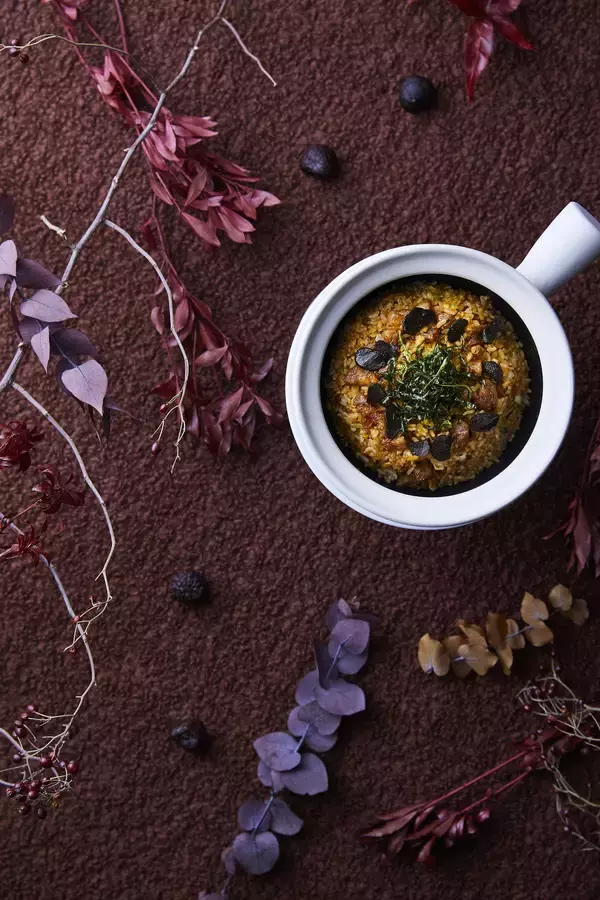 「11月のハイアット リージェンシー 東京 は芳醇なキノコを味わう！ポルチーニ茸×バーガー、黒トリュフ×和牛の炒飯 登場」の画像