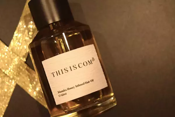 「2020年最新！女性へのプレゼントはヘアオイル一択「マヌカハニー配合ヘアオイルTHIS IS COMB」でHoney Christmas!」の画像