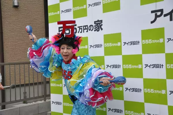 5月25日、アイダ設計の新ＣＭ撮影会に美川憲一（67）が登場し、 軽快なダンスを披露！