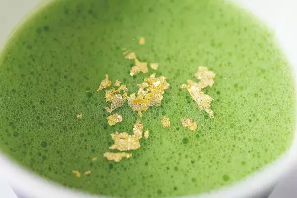 来年を福ある年に！お濃茶スイーツ専門店、雷一茶が縁起を担ぐ金粉入り福抹茶を限定発売。自信のお濃茶ロールケーキも継続人気。