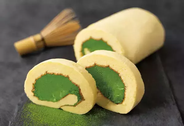 「来年を福ある年に！お濃茶スイーツ専門店、雷一茶が縁起を担ぐ金粉入り福抹茶を限定発売。自信のお濃茶ロールケーキも継続人気。」の画像