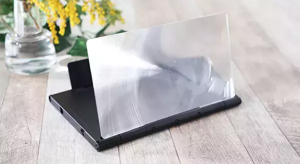 「いつものスマホ画面を10インチの大画面に変換する「スモリアフォンZ」、クラファン開始から約２日で目標額700％超え」の画像