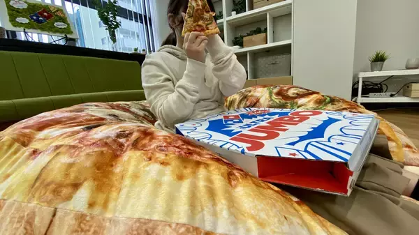 「あなたのスペシャルなシーンをさらにスペシャルに！！ドミノ・ピザ史上最大級 直径46cmの超ビッグサイズ“ザ・ウルトラジャンボ”をお持ち帰り＆期間限定で4月19日（月）より新発売！」の画像