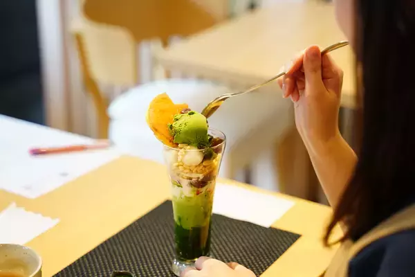 「浅草に濃厚抹茶スイーツが味わえる和カフェ「濃茶茶寮 一茶」オープン！広々和空間、わらびラテが人気のお濃茶スイーツ専門店がリニューアル。」の画像