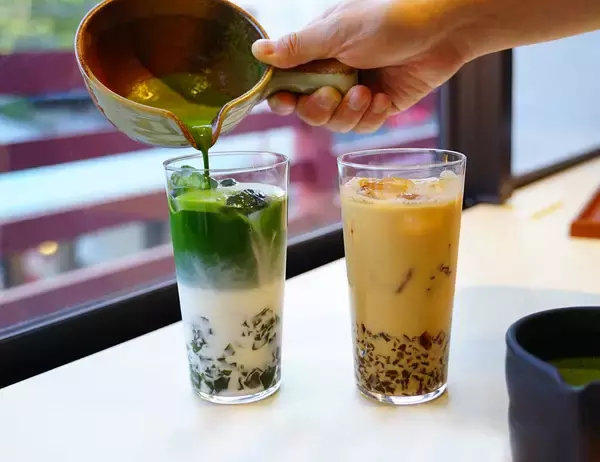 「浅草に濃厚抹茶スイーツが味わえる和カフェ「濃茶茶寮 一茶」オープン！広々和空間、わらびラテが人気のお濃茶スイーツ専門店がリニューアル。」の画像