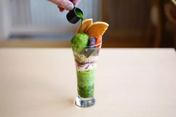 「浅草に濃厚抹茶スイーツが味わえる和カフェ「濃茶茶寮 一茶」オープン！広々和空間、わらびラテが人気のお濃茶スイーツ専門店がリニューアル。」の画像