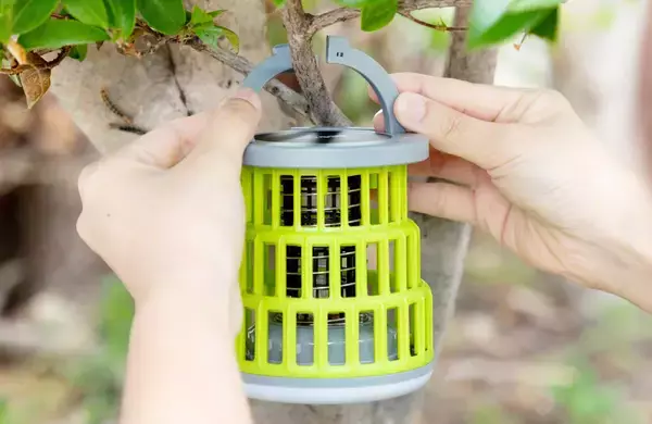 「屋内・屋外の夏の“虫の悩み”に。薬剤不使用の折り畳み式モスキートキラーランタン新発売」の画像