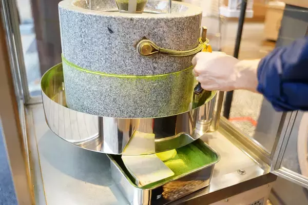 「これぞ、最高峰。石臼挽きたて宇治産手摘み一番茶使用の極上抹茶を量り売り販売！」の画像