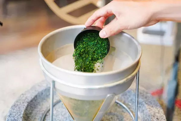 「これぞ、最高峰。石臼挽きたて宇治産手摘み一番茶使用の極上抹茶を量り売り販売！」の画像