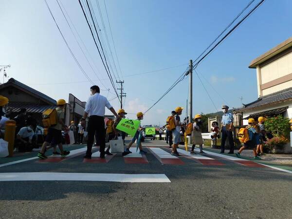 京都産業大学 安全な通学路に 法学部生が提案したトリックアートを用いた立体的に見える横断歩道を京都府警察本部が採用 21年9月21日 エキサイトニュース