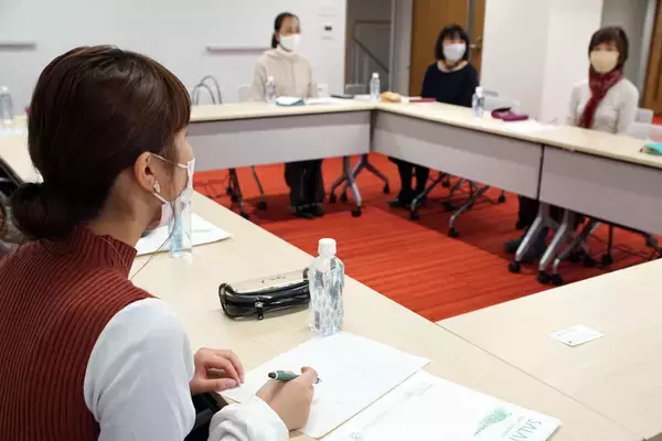 「甲南女子大学がドイツ・シュニール織の名門ブランド「FEILER（フェイラー）」とのコラボハンカチを制作 -- 関西圏の教育機関で初、産学連携の学びの一環」の画像