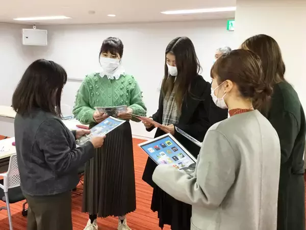 「甲南女子大学がドイツ・シュニール織の名門ブランド「FEILER（フェイラー）」とのコラボハンカチを制作 -- 関西圏の教育機関で初、産学連携の学びの一環」の画像