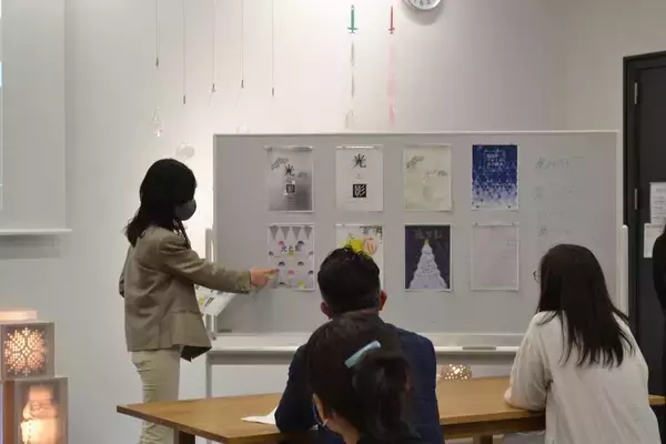 「【玉川大学】産学連携 冬の美しさや光の温かさを演出するデザインプロジェクト 　芸術学部生たちが町田マルイのクリスマスディスプレイをデザイン制作し12月11日から展示スタート -- 町田のマルイが光り踊る。光と影のART 2021 --」の画像