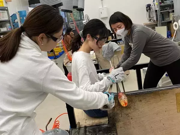 「【玉川大学】産学連携 冬の美しさや光の温かさを演出するデザインプロジェクト 　芸術学部生たちが町田マルイのクリスマスディスプレイをデザイン制作し12月11日から展示スタート -- 町田のマルイが光り踊る。光と影のART 2021 --」の画像