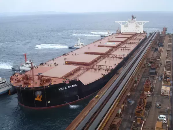 新日鉄住金　大型原料輸送船「VALE MAX」を鹿島製鉄所で受け入れ