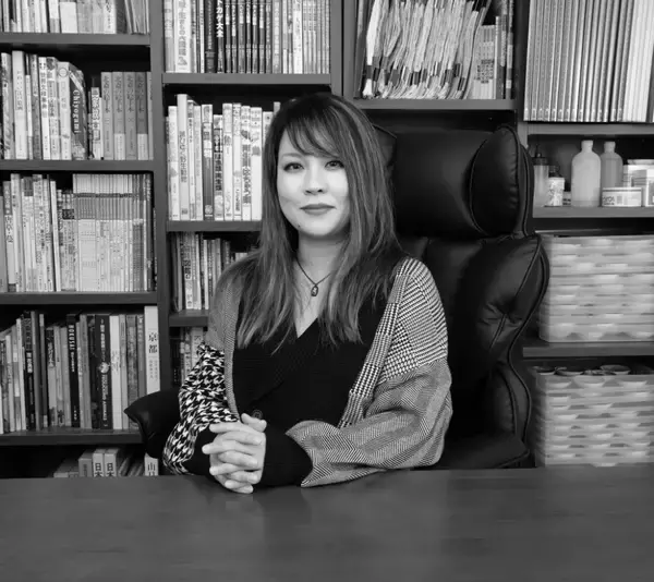 「【銀座 蔦屋書店】古屋麻里奈 個展「集まれば、楽しいひととき」を5月23日（土）より開催。縁起物を取り入れたポップな和柄と動物たちの生き生きとした姿が融合。」の画像