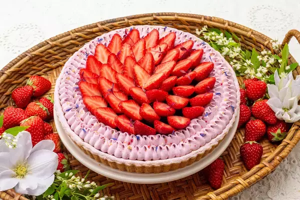 【キル フェ ボン】京に息づく雅と華やぎを映した、新作タルト「イチゴとレモンのタルト ～葵彩 (あおい)～」