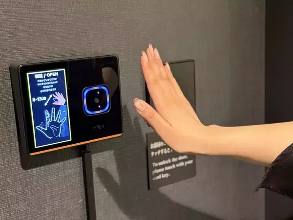 「手をかざすだけで0.3秒以内に認証完了！ 『Gen-pa（ジェンパ）』をザ・スクエアホテル銀座に本格提供 ～掌紋と手のひら静脈の高精度な認証で、より安全でスムーズな女性用大浴場の利用を実現～」の画像