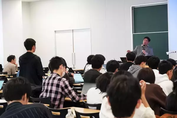 「【京都橘大学】 本学客員教授でゲームAIの第一人者・三宅 陽一郎客員教授による特別講義を開催しました」の画像
