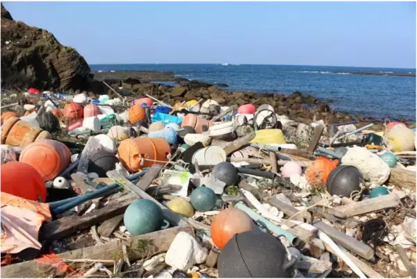 「対馬の海洋ごみが雪遊びアイテムに。再生プラスチックを使用した「スコップ」「ヒップソリ」を全国のスポーツデポ・アルペン、アルペンアウトドアーズにて発売」の画像
