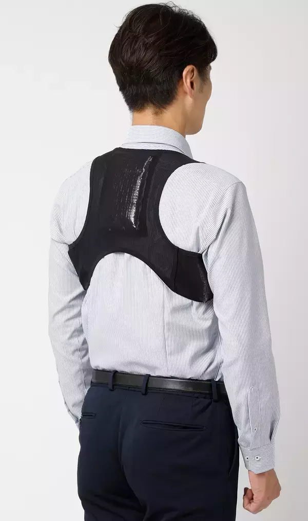 「熱中症対策として「アイスベスト」が洋服の青山から初登場　スーツの下に着ても“きちんとした見た目”を損なわない、ビジネス向けスマート設計」の画像