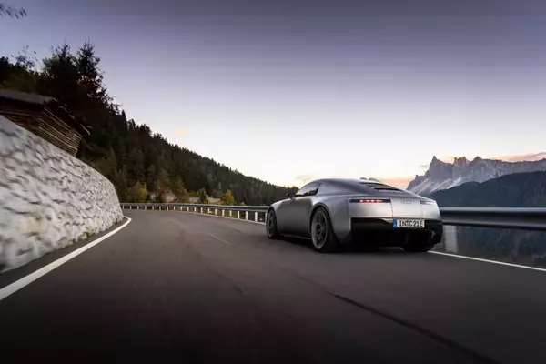 「Audi Concept C：刺激的な完全電動スポーツカーをプレビュー」の画像