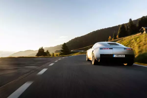 「Audi Concept C：刺激的な完全電動スポーツカーをプレビュー」の画像