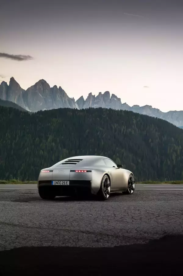 「Audi Concept C：刺激的な完全電動スポーツカーをプレビュー」の画像