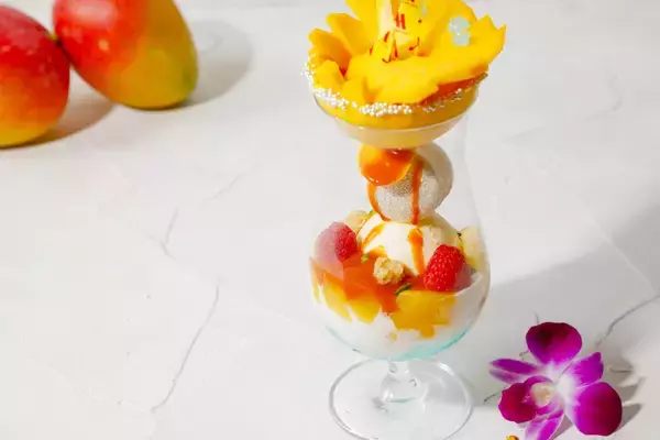 「【南紀白浜マリオットホテル】 夏の南紀白浜に輝く太陽やサンセットをイメージしたトロピカルパフェ ～アフォガードスタイル～ を発売」の画像