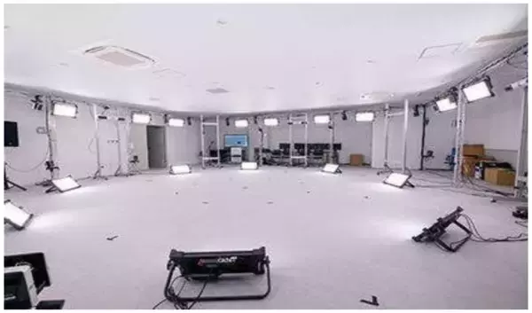 「IOWN × VTuber、推しとハイタッチできるVRファンミーティングを実現 ～高品質・高臨場なVRイベントを既存スタジオから遠隔地の会場へリアルタイム開催し、運営コストを削減～」の画像