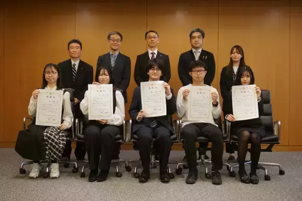 大阪学院大学の学生が吹田市市民部人権政策室から感謝状 ― 平和祈念資料館に関する官学連携の取り組みが評価