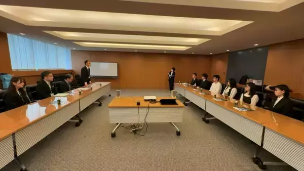 「大阪学院大学の学生が吹田市市民部人権政策室から感謝状 ― 平和祈念資料館に関する官学連携の取り組みが評価」の画像