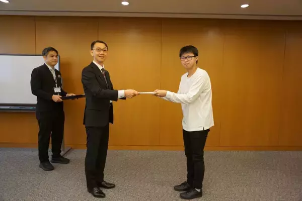 「大阪学院大学の学生が吹田市市民部人権政策室から感謝状 ― 平和祈念資料館に関する官学連携の取り組みが評価」の画像