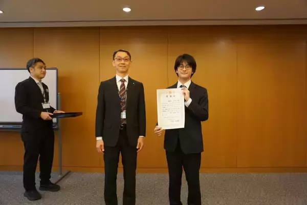 「大阪学院大学の学生が吹田市市民部人権政策室から感謝状 ― 平和祈念資料館に関する官学連携の取り組みが評価」の画像