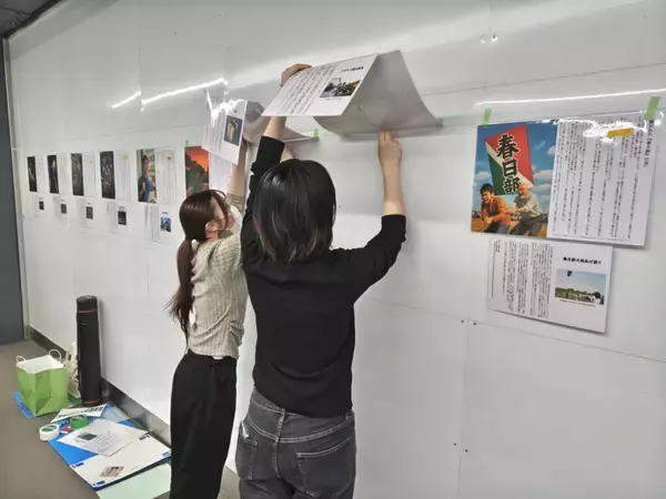 「共栄大学の伊藤ゼミが東武鉄道・春日部駅で生成AIを活用した作品展「この街の物語を、AIで描く。」を開催中 ― 駅という公共空間において「生成AI×地域振興」の新たな挑戦を産官学連携で展開」の画像