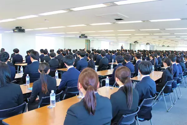 「415名の新卒入社2024年度アイリスグループ入社式実施」の画像