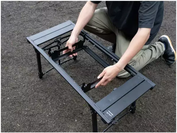 「累計6万台突破の「アルミユニットテーブル」前後左右に広がる新構造のソロ専用サイズ「アルミユニットテーブル+38」 5月29日(金)発売」の画像