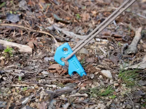 「24時間以上氷を維持する「アイスコンテナ」や3段階変形の「薄型ソフトクーラー」など、夏の新作ギアがAlpen Outdoorsから登場〜鮮やかなブルーカラーの「鍛造ヘッドペグ25」も限定発売〜」の画像