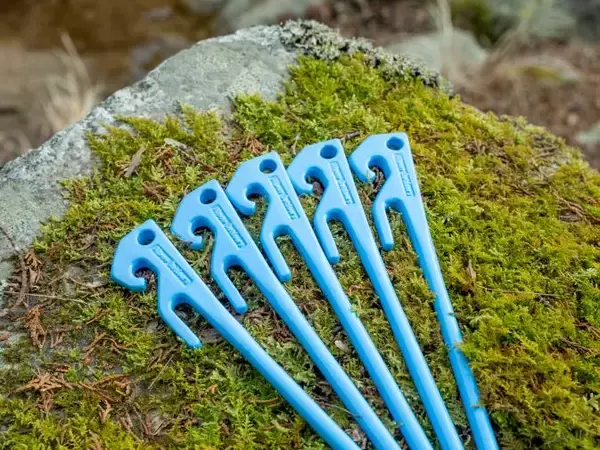 「24時間以上氷を維持する「アイスコンテナ」や3段階変形の「薄型ソフトクーラー」など、夏の新作ギアがAlpen Outdoorsから登場〜鮮やかなブルーカラーの「鍛造ヘッドペグ25」も限定発売〜」の画像