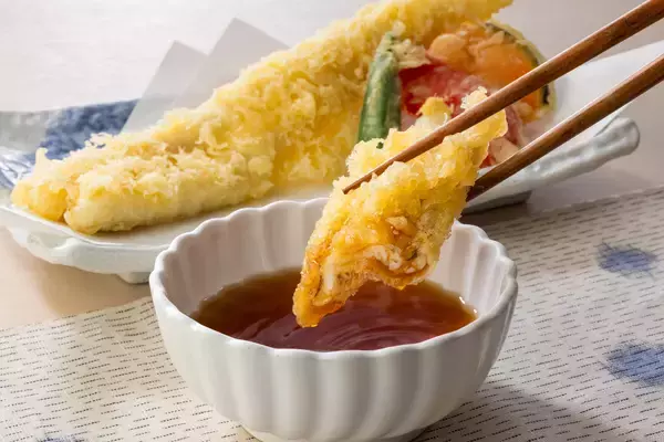 「爽やかな香りと清涼感が楽しめる夏季限定『柚子切りそば』が今年も登場！旬の活〆穴子の天ぷらを味わえるセットメニューを６月９日（火）より販売開始～活〆穴子を贅沢に一尾使用した「穴子天重」がリニューアル～」の画像