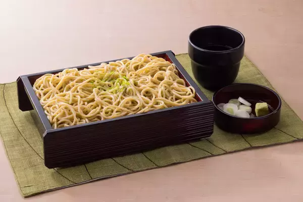 「爽やかな香りと清涼感が楽しめる夏季限定『柚子切りそば』が今年も登場！旬の活〆穴子の天ぷらを味わえるセットメニューを６月９日（火）より販売開始～活〆穴子を贅沢に一尾使用した「穴子天重」がリニューアル～」の画像