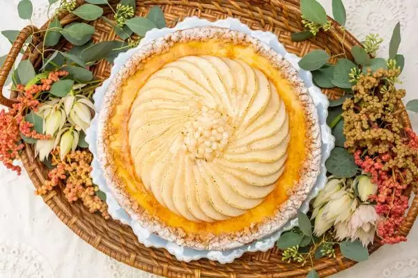 「【キル フェ ボン】実りの秋を感じる洋梨、リンゴ、柿とチョコレートのハーモニー「秋のフルーツを味わうショコラタルト」」の画像