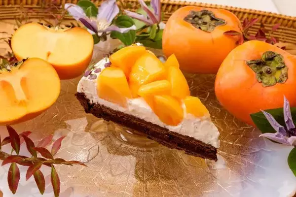 「【キル フェ ボン】実りの秋を感じる洋梨、リンゴ、柿とチョコレートのハーモニー「秋のフルーツを味わうショコラタルト」」の画像