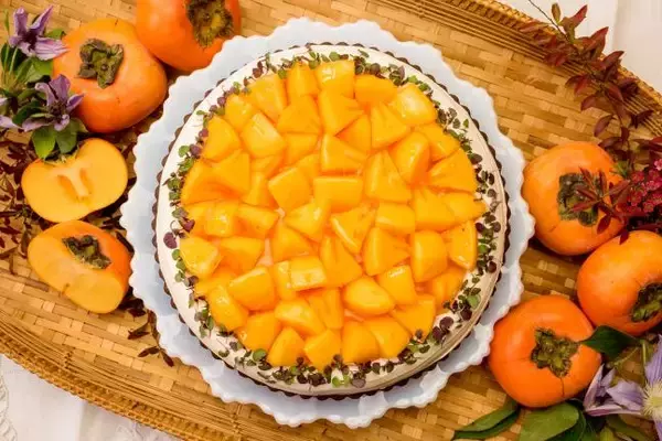 「【キル フェ ボン】実りの秋を感じる洋梨、リンゴ、柿とチョコレートのハーモニー「秋のフルーツを味わうショコラタルト」」の画像