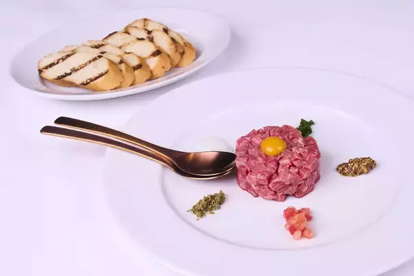 「1周年を祝して特別価格のスペシャルコースを提供！「ウルフギャング・ステーキハウス」 高輪店「1st Anniversary COURSE」」の画像