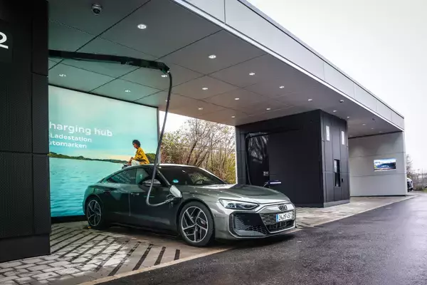 「アウディ、2025年中で3拠点目となるAudi charging hubをデュッセルドルフに開設」の画像
