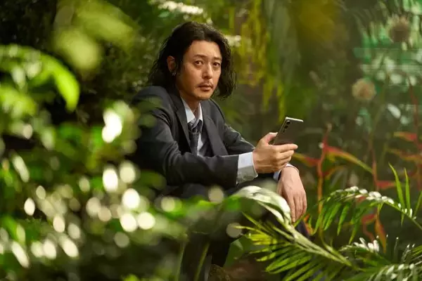 「オダギリジョーさん出演！「arrows We2 Plus」新CM『arrows 漂流記』シリーズが放映開始！」の画像