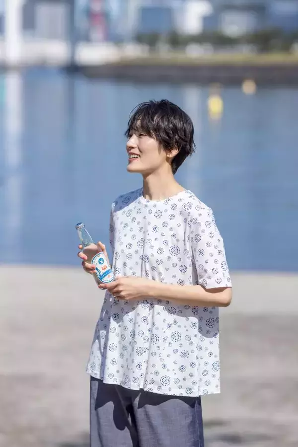 「ライフスタイル提案型レディースブランド「DECOY」から創業123年の飲料メーカー「友桝飲料」との初コラボレーションアイテムがラインナップ」の画像