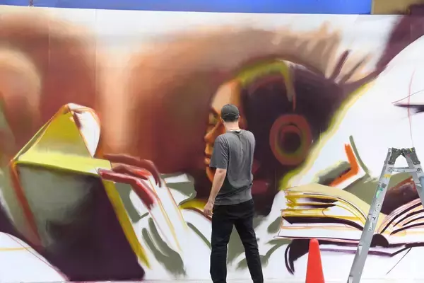 「隣接する学生マンションと多世代のコミュニティ形成を促進する新築分譲マンション『イニシア南茨木』立命館大学とコラボレーションした仮囲いアートをお披露目」の画像