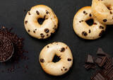 「「BAGEL & BAGEL（ベーグルアンドベーグル）」の新作は香ばしい“黒ごまラテ”をイメージしたベーグルとなめらかな口どけの“チョコチップ”ベーグルを期間限定で販売いたします。」の画像2